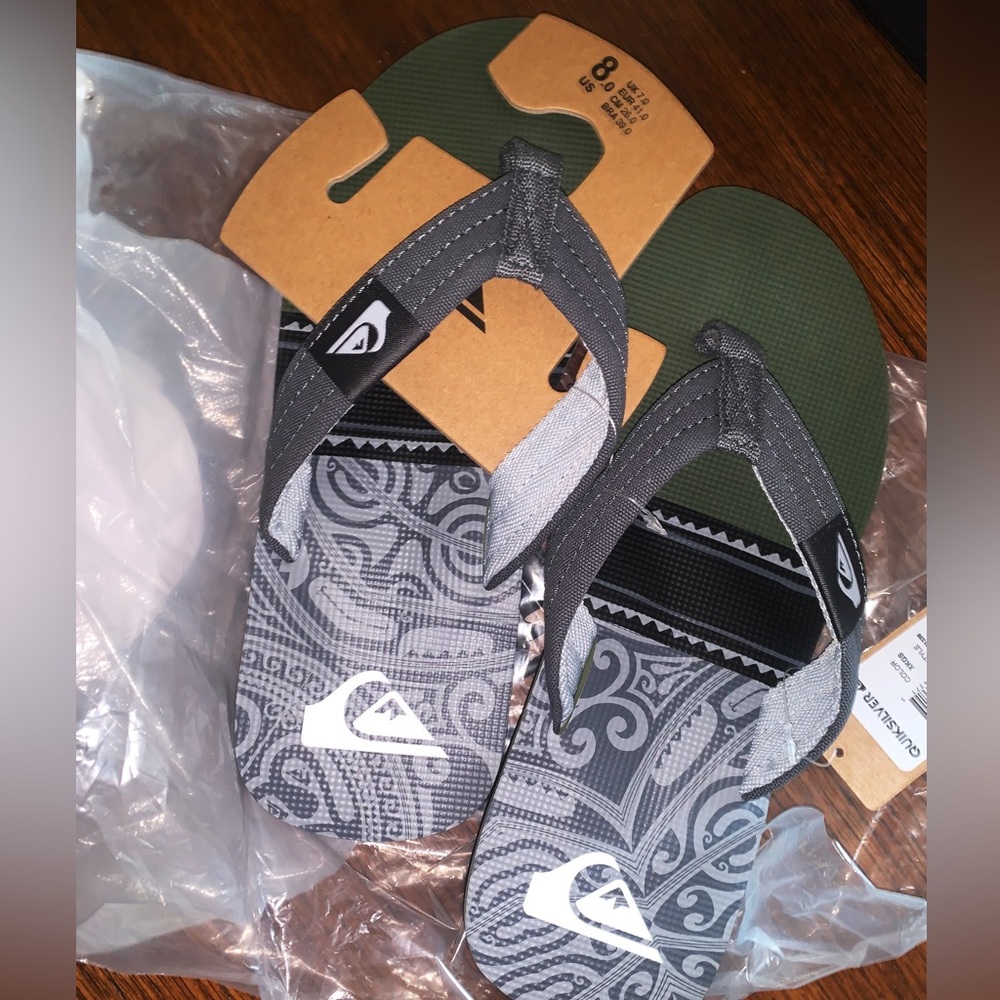 Men’s new size 8 Quiksilver sandals